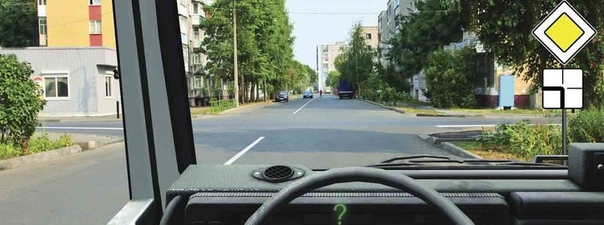 Вопрос 7: Вы намерены продолжить движение по главной дороге. Обязаны ли Вы включить указатели левого поворота?