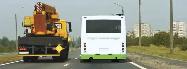 Вопрос 8: Обязан ли водитель автобуса уступить дорогу водителю грузового автомобиля?