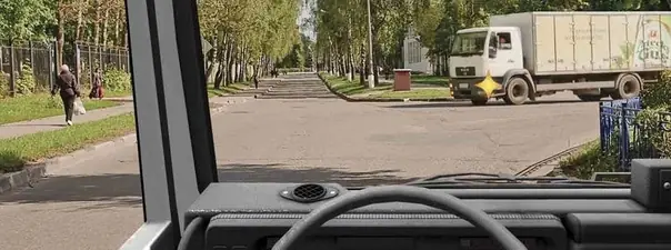 Вопрос 14: Вы должны уступить дорогу грузовому автомобилю: