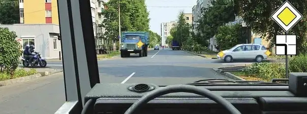 Вопрос 15: Вы намерены продолжить движение прямо. Кому Вы обязаны уступить дорогу?