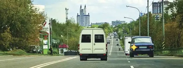 Вопрос 8: Обязан ли водитель маломестного автобуса уступить дорогу легковому автомобилю?