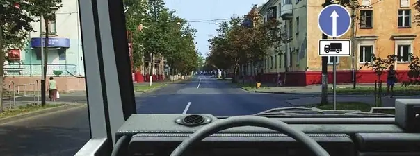 Вопрос 2: Вам разрешено продолжить движение на грузовом автомобиле, имеющем разрешенную максимальную массу более 3,5 т, с прицепом: