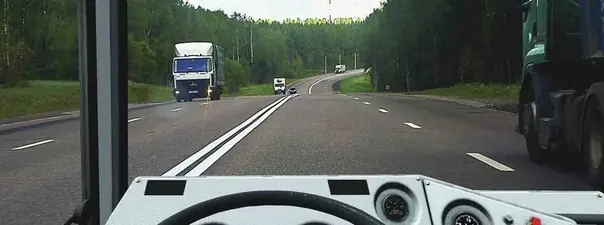 Вопрос 11: Можно ли Вам после опережения грузового автомобиля продолжить движение по левой полосе вне населенных пунктов?