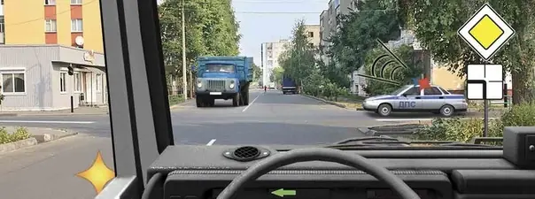 Вопрос 15: Кому Вы обязаны уступить дорогу при повороте налево?