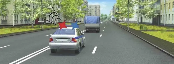 Вопрос 6: Как следует поступить водителю грузового автомобиля при приближении автомобиля оперативной службы?