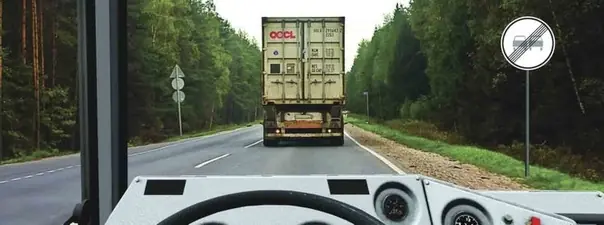 Вопрос 19: При движении по двухполосной дороге за грузовым автомобилем у Вас появилась возможность совершить обгон. Ваши действия?