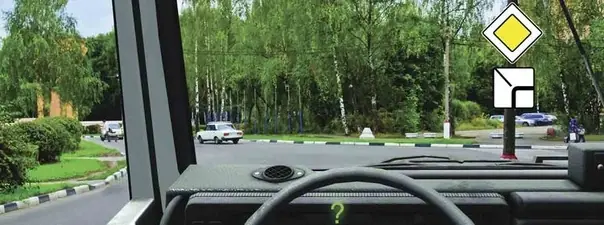Вопрос 7: Вы намерены продолжить движение по главной дороге. Обязаны ли Вы при этом включить указатели правого поворота?