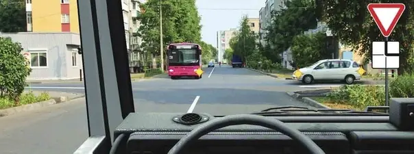 Вопрос 15: Кому Вы обязаны уступить дорогу при движении в прямом направлении?