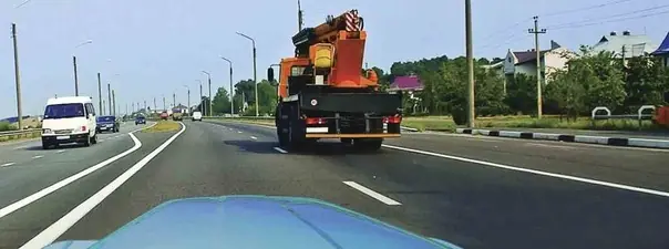 Вопрос 11: По какой полосе Вам можно продолжить движение в населенном пункте после опережения грузового автомобиля?