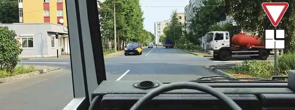 Вопрос 15: Вы обязаны уступить дорогу при движении прямо: