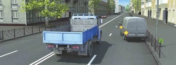 Вопрос 8: Можно ли водителю автомобиля в данной ситуации начать движение от тротуара?