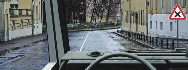 Вопрос 2: Этот знак предупреждает о приближении к перекрестку, на котором Вы: