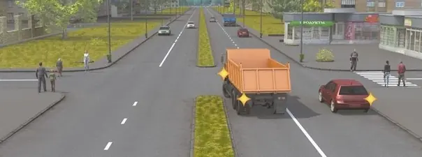 Вопрос 14: Кто из водителей, выполняющих поворот, должен уступить дорогу пешеходам?