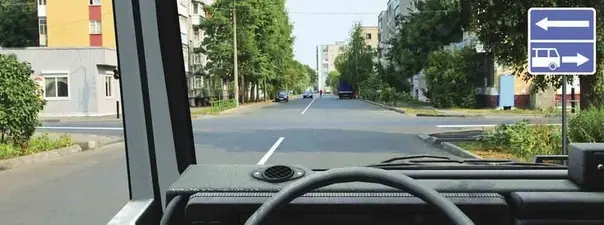 Вопрос 3: В каких направлениях Вам можно продолжить движение на грузовом автомобиле?