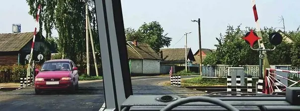 Вопрос 16: Разрешен ли Вам въезд на железнодорожный переезд в данной ситуации?