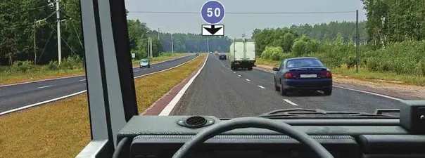 Вопрос 10: С какой скоростью Вы можете продолжить движение вне населенного пункта по левой полосе на грузовом автомобиле с разрешенной максимальной массой более 3,5 т?
