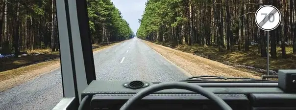 Вопрос 10: С какой максимальной скоростью Вы имеете право продолжить движение вне населенных пунктов на грузовом автомобиле с разрешенной максимальной массой более 3,5 т?
