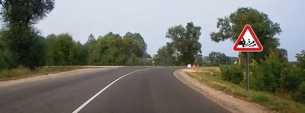 Вопрос 2: Этот дорожный знак предупреждает: