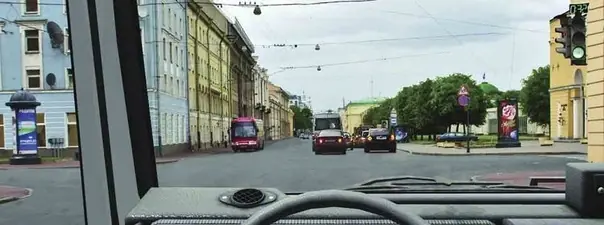 Вопрос 13: Разрешено ли Вам выехать на перекресток, за которым образовался затор: