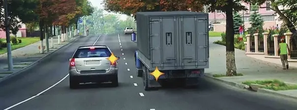 Вопрос 8: Кто должен уступить дорогу при одновременном перестроении?
