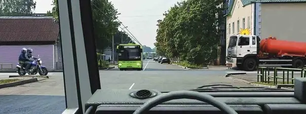 Вопрос 14: Кто имеет право проехать перекресток первым, если все намерены двигаться прямо?