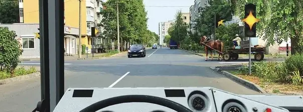 Вопрос 14: Вы намерены продолжить движение прямо при желтом мигающем сигнале светофора. Ваши действия?