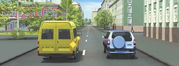 Вопрос 8: Водитель маломестного автобуса, выполняющий перестроение на правую полосу, в данной ситуации: