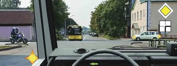 Вопрос 15: Вы намерены повернуть налево. Кому Вы обязаны уступить дорогу?