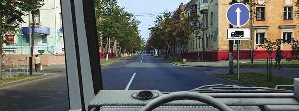Вопрос 2: В каких направлениях Вам можно продолжить движение на грузовом автомобиле с разрешенной максимальной массой более 3,5 т?