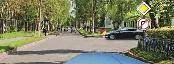 Вопрос 7: Вы намерены остановиться сразу за перекрестком. В каком месте необходимо включить указатели правого поворота?