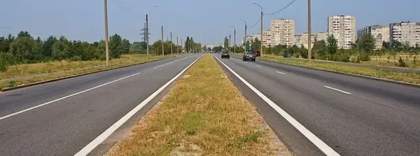 Вопрос 1: Сколько полос для движения имеет данная дорога?